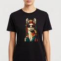 Camiseta com estampa frontal de uma lhama estilizada usando óculos escuros, com elementos geométricos e um visual artístico moderno.