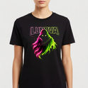 Camiseta com estampa frontal de figura encapuzada estilizada com efeitos neon, parte em tons vibrantes de rosa e amarelo, sob o texto "LUNOVA".