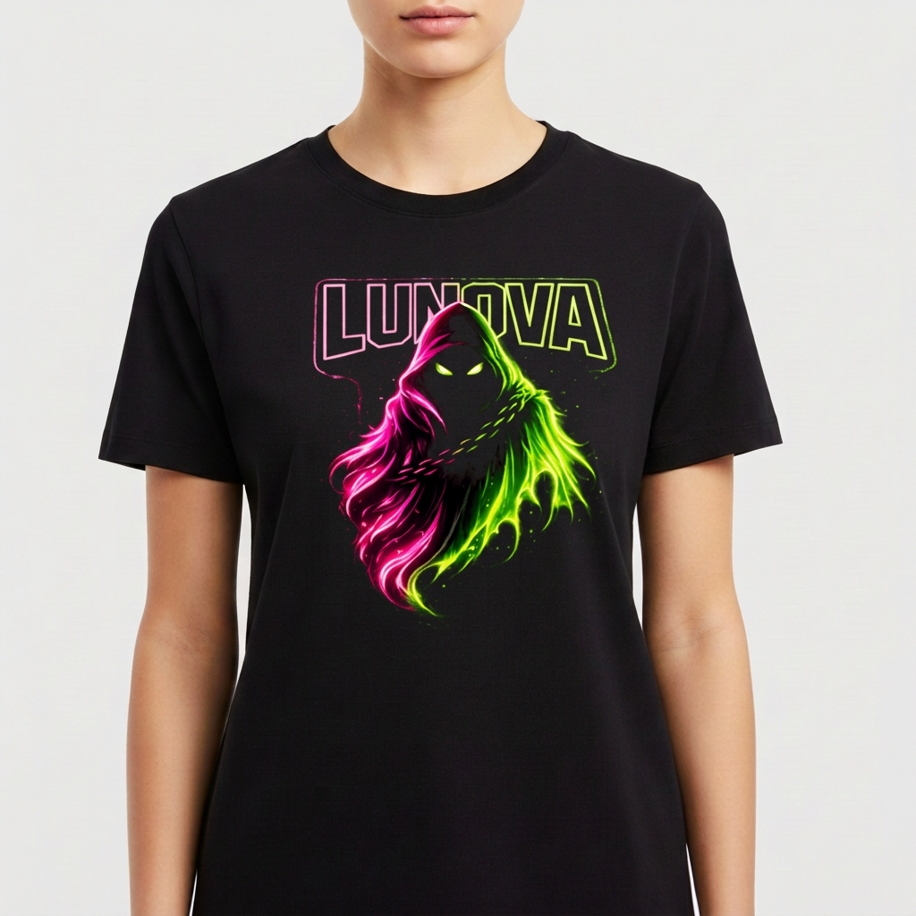 Camiseta com estampa frontal de figura encapuzada estilizada com efeitos neon, parte em tons vibrantes de rosa e amarelo, sob o texto "LUNOVA".
