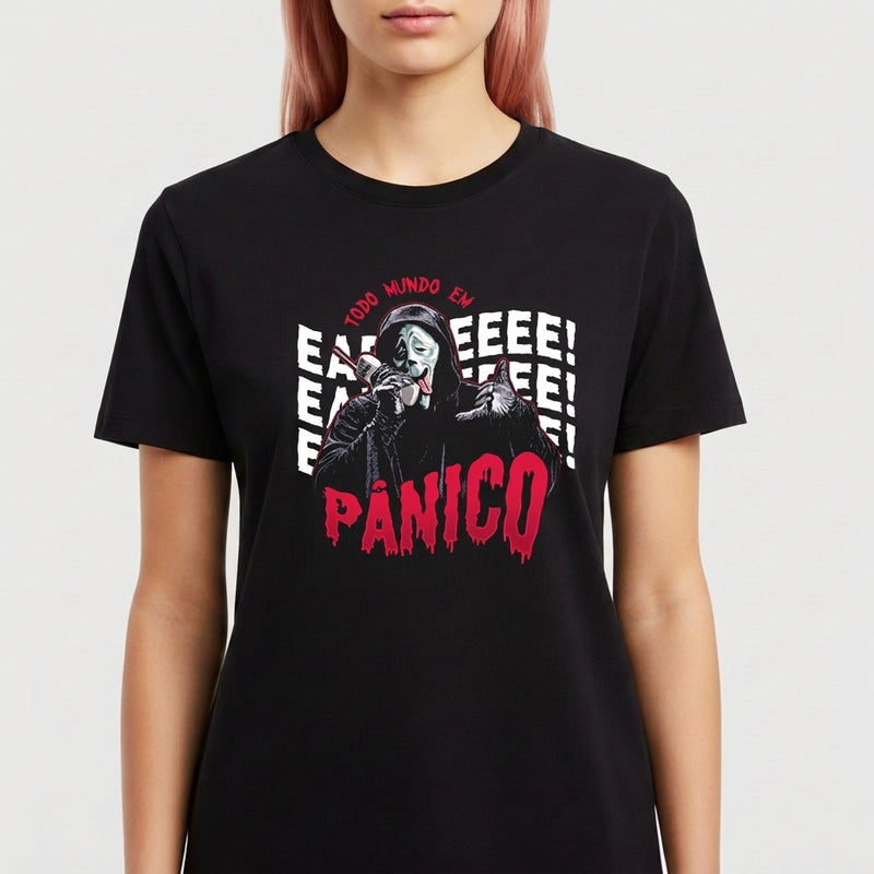 Camiseta com estampa frontal de máscara assustadora, texto "TODO MUNDO EM EEEEEEL PÂNICO" e fundo com repetições gráficas da letra "E".