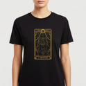 Camiseta com estampa frontal de ilustração de carta de tarô, representando um personagem sentado em um trono com detalhes geométricos e ornamentos.