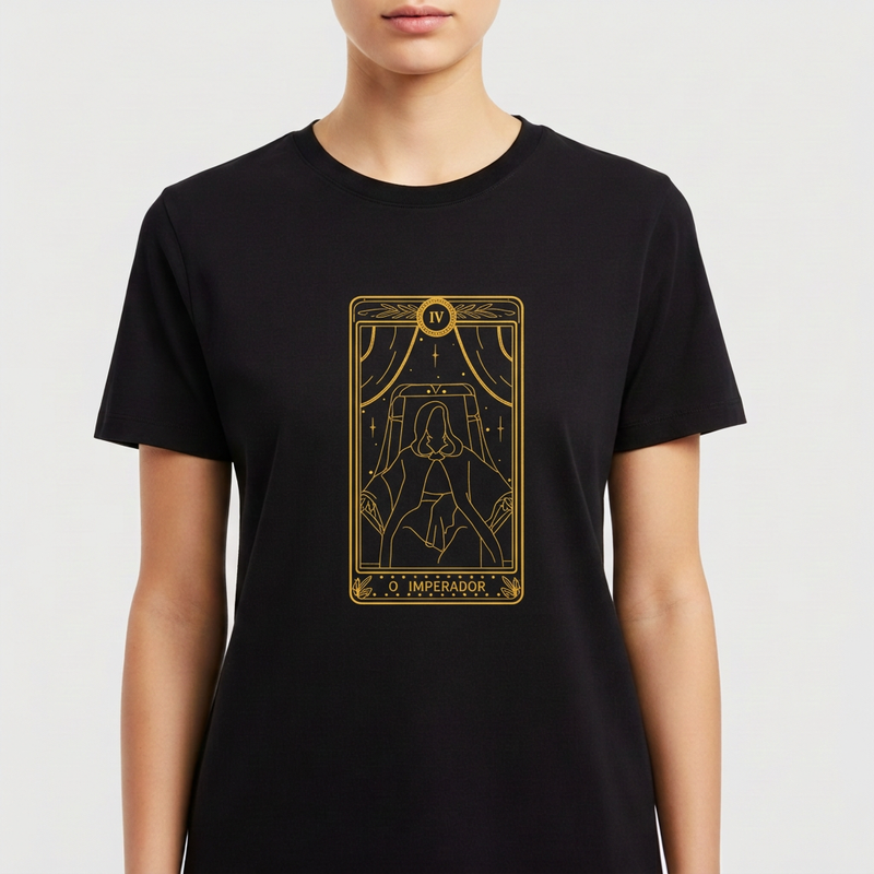Camiseta com estampa frontal de ilustração de carta de tarô, representando um personagem sentado em um trono com detalhes geométricos e ornamentos.