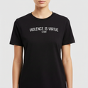 Camiseta com estampa frontal de frase estilizada "Violence is Virtue Legio" e estampa traseira de caveira perfurada por espada com inscrição ao redor.
