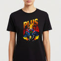 Camiseta com estampa frontal de um herói com cabelos dourados, capa azul e detalhes vermelhos, fundo com a frase "PLUS ULTRA" em letras estilizadas.