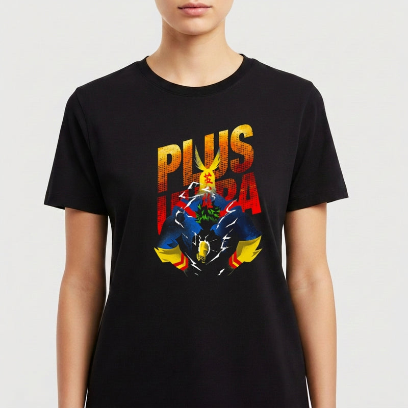 Camiseta com estampa frontal de um herói com cabelos dourados, capa azul e detalhes vermelhos, fundo com a frase "PLUS ULTRA" em letras estilizadas.