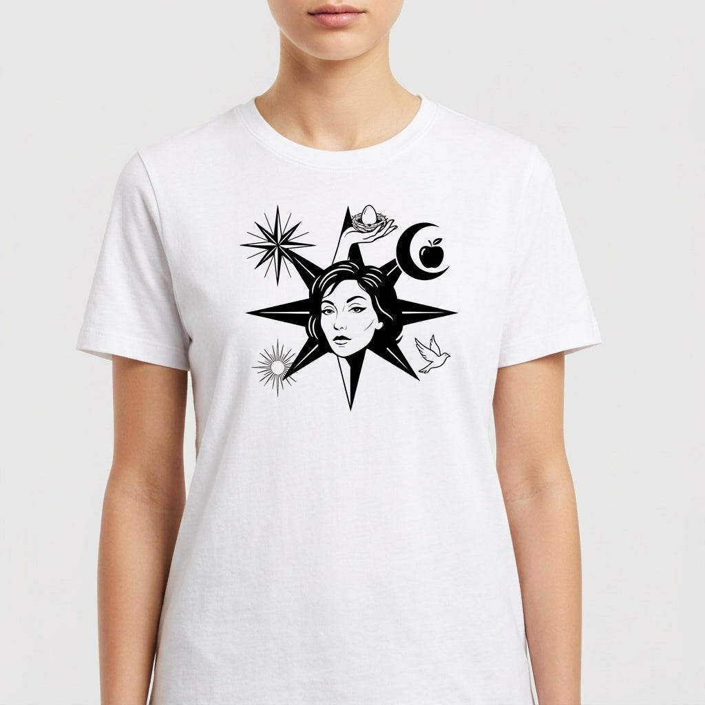 Camiseta com estampa frontal de uma bússola estilizada com rosto feminino central, acompanhada por estrelas, lua crescente, pomba e mão segurando uma rosa.