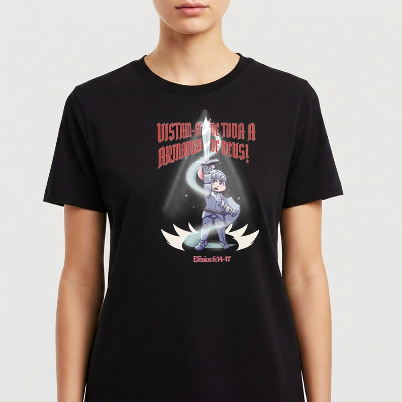 Camiseta com estampa frontal de personagem em armadura segurando uma espada, com texto estilizado acima e referência bíblica na parte inferior.