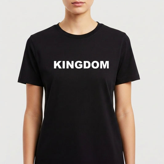 Camiseta com estampa frontal de texto centralizado na região do peito, exibindo a palavra "KINGDOM" em letras maiúsculas.