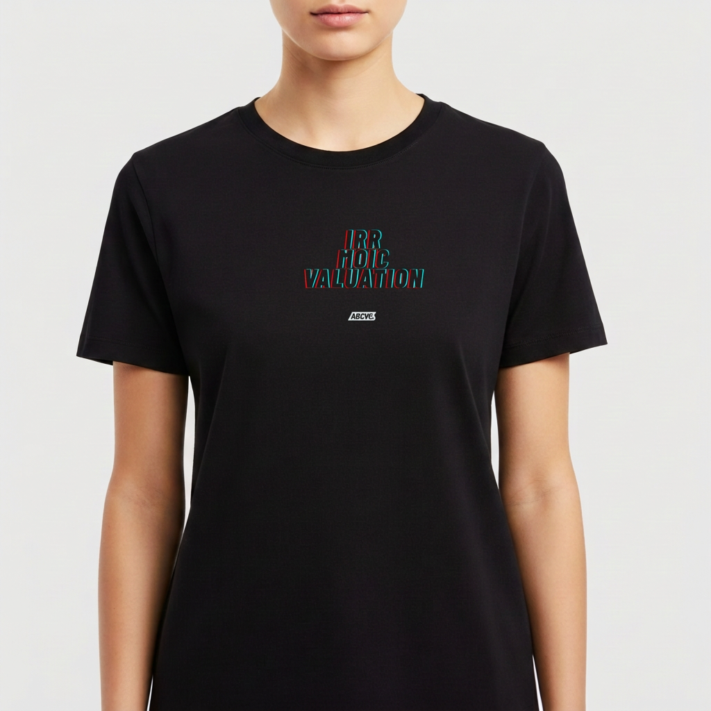 Camiseta com estampa frontal de texto tridimensional "IRR MOIC VALUATION" sobreposto, com efeito de sombra colorida e uma pequena inscrição "ABCVČ" abaixo.