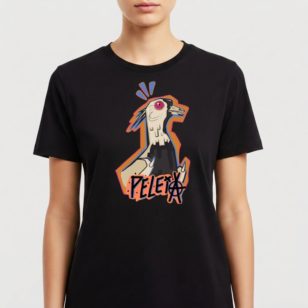 Camiseta com estampa frontal de galo estilizado com detalhes gráficos angulares, contornos coloridos e inscrições em estilo grafite na parte inferior.