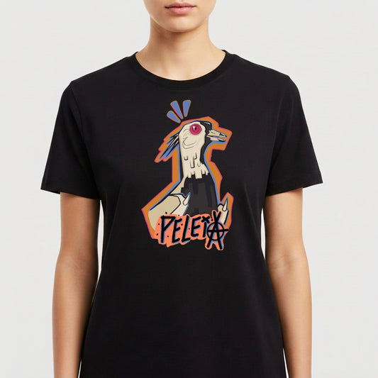 Camiseta com estampa frontal de galo estilizado com detalhes gráficos angulares, contornos coloridos e inscrições em estilo grafite na parte inferior.