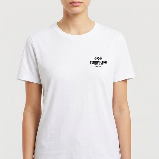 Camiseta com estampa frontal de "Contrafluxo" e flechas estilizadas, e estampa traseira circular com "Contrafluxo", flechas e "Comida de Rua - Desde 2026".