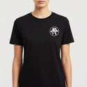Camiseta com estampa frontal de personagem musculoso com espada em círculo e texto "Boy Bigorna" e estampa traseira de guerreiro robusto em frente a fundo vermelho.