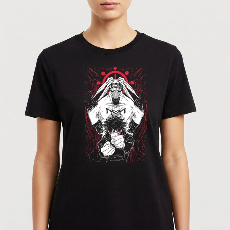 Camiseta com estampa frontal de personagens estilizados de quadrinhos, destacando figuras em poses dinâmicas sob fundo com detalhes arrojados.