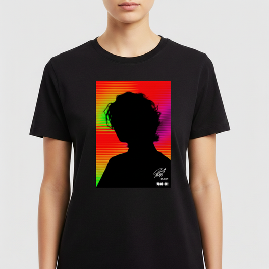 Camiseta com estampa frontal de silhueta humana contra um fundo listrado em tons vibrantes. Detalhes incluem assinaturas brancas na parte inferior.
