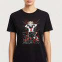 Camiseta com estampa frontal de uma figura estilizada com cabelo curto e expressão confiante, rodeada de elementos gráficos em linhas diagonais e formas abstratas.