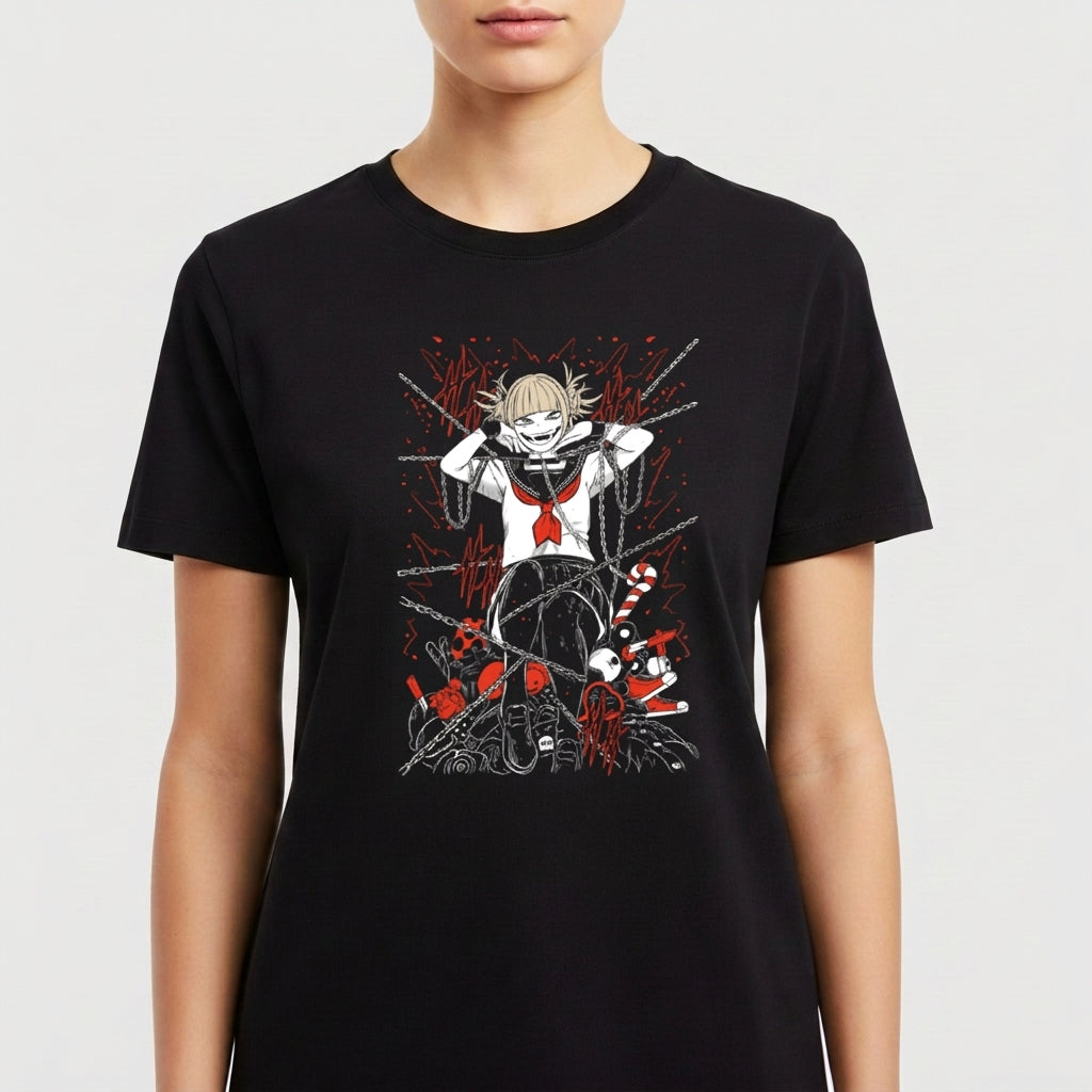 Camiseta com estampa frontal de uma figura estilizada com cabelo curto e expressão confiante, rodeada de elementos gráficos em linhas diagonais e formas abstratas.