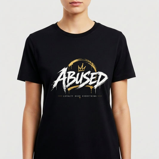 Camiseta com estampa frontal de palavra estilizada "ABUSED" com coroa acima, envolta por meia circunferência pincelada e texto pequeno "LOYALTY OVER EVERYTHING" abaixo.