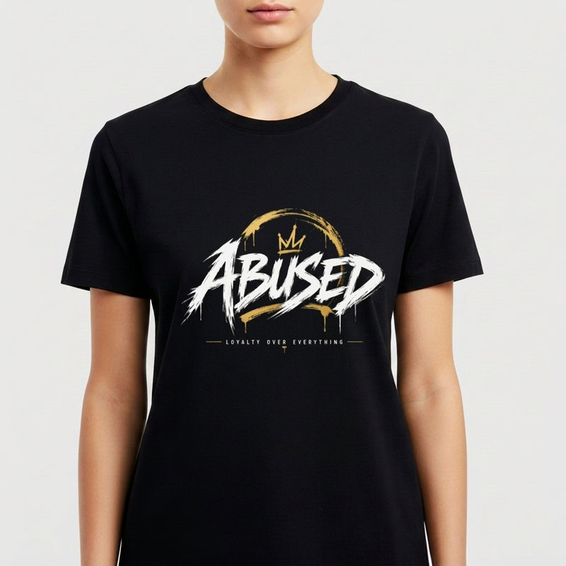Camiseta com estampa frontal de palavra estilizada "ABUSED" com coroa acima, envolta por meia circunferência pincelada e texto pequeno "LOYALTY OVER EVERYTHING" abaixo.