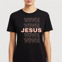 Camiseta com estampa frontal de palavras repetidas "VIVE" em estilo bold, em alinhamento central, intercaladas por "JESUS" em destaque centralizado.