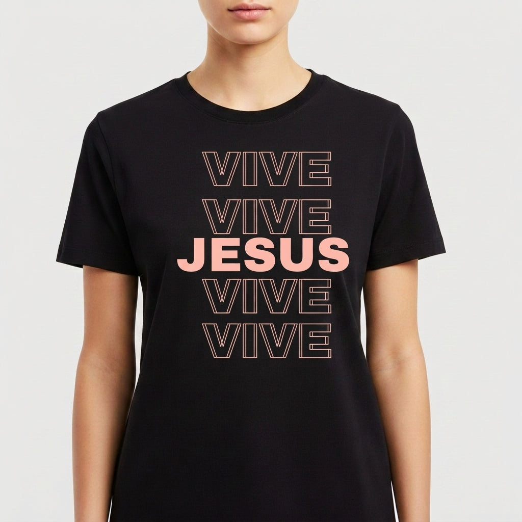 Camiseta com estampa frontal de palavras repetidas "VIVE" em estilo bold, em alinhamento central, intercaladas por "JESUS" em destaque centralizado.