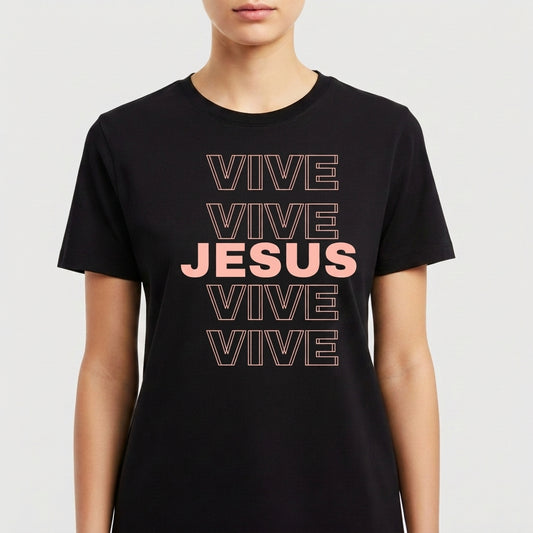 Camiseta com estampa frontal de palavras repetidas "VIVE" em estilo bold, em alinhamento central, intercaladas por "JESUS" em destaque centralizado.