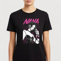 Camiseta com estampa frontal de ilustração em estilo mangá, apresentando uma figura feminina segurando um microfone, acompanhada pela palavra "NANA".