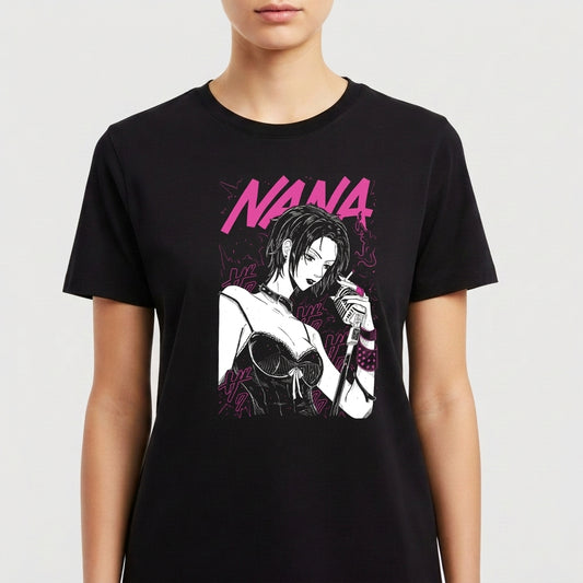 Camiseta com estampa frontal de ilustração em estilo mangá, apresentando uma figura feminina segurando um microfone, acompanhada pela palavra "NANA".