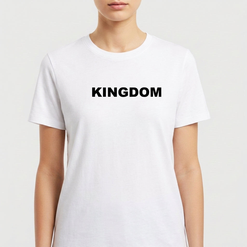 Camiseta com estampa frontal da palavra "KINGDOM" em fonte negritada centralizada.