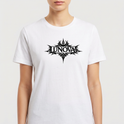 Camiseta com estampa frontal de um desenho tribal estilizado em torno da palavra "LUNOVA" com detalhes pontiagudos e linhas intrincadas.