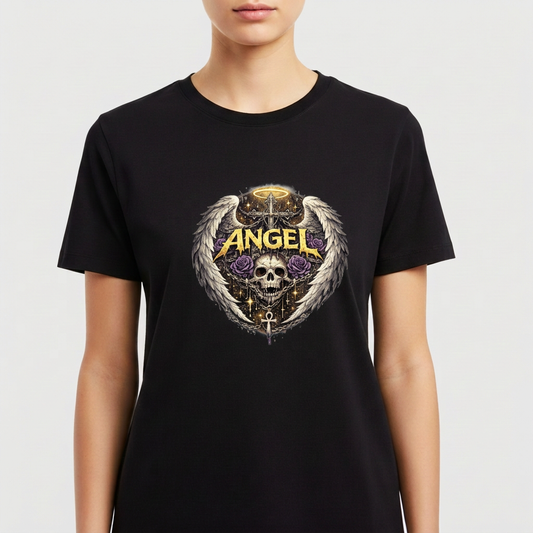 Camiseta com estampa frontal de um crânio com asas, rosas púrpuras, chave e halo dourado, sob a palavra "Angel" em estilo gótico impactante.