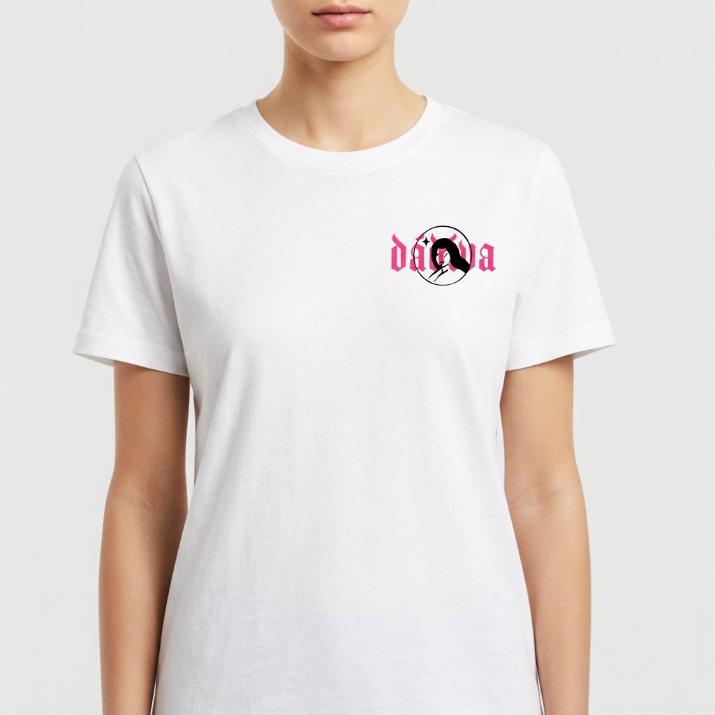 Camiseta com estampa frontal de um círculo contendo a imagem de uma mulher e a palavra "drama" em estilo tipográfico marcante ao lado.