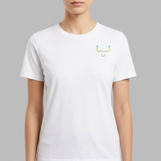 Camiseta com estampa frontal de cabeça de touro estilizada no canto superior e estampa traseira de touro com texto "Jeito Marujo" sobreposto.