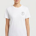 Camiseta com estampa frontal de símbolo circular minimalista com tridente e estampa traseira de guerreiro estilizado com cocar e galo sobre fundo circular.