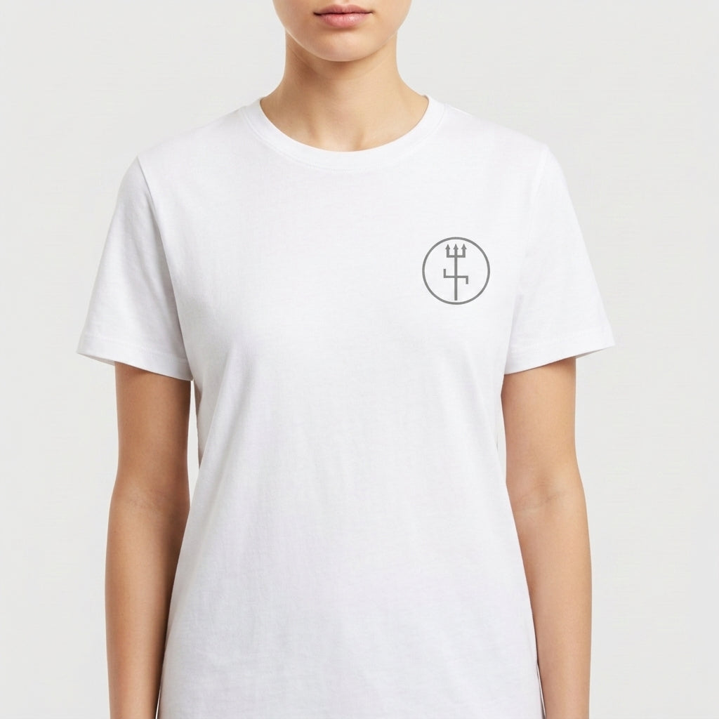 Camiseta com estampa frontal de símbolo circular minimalista com tridente e estampa traseira de guerreiro estilizado com cocar e galo sobre fundo circular.