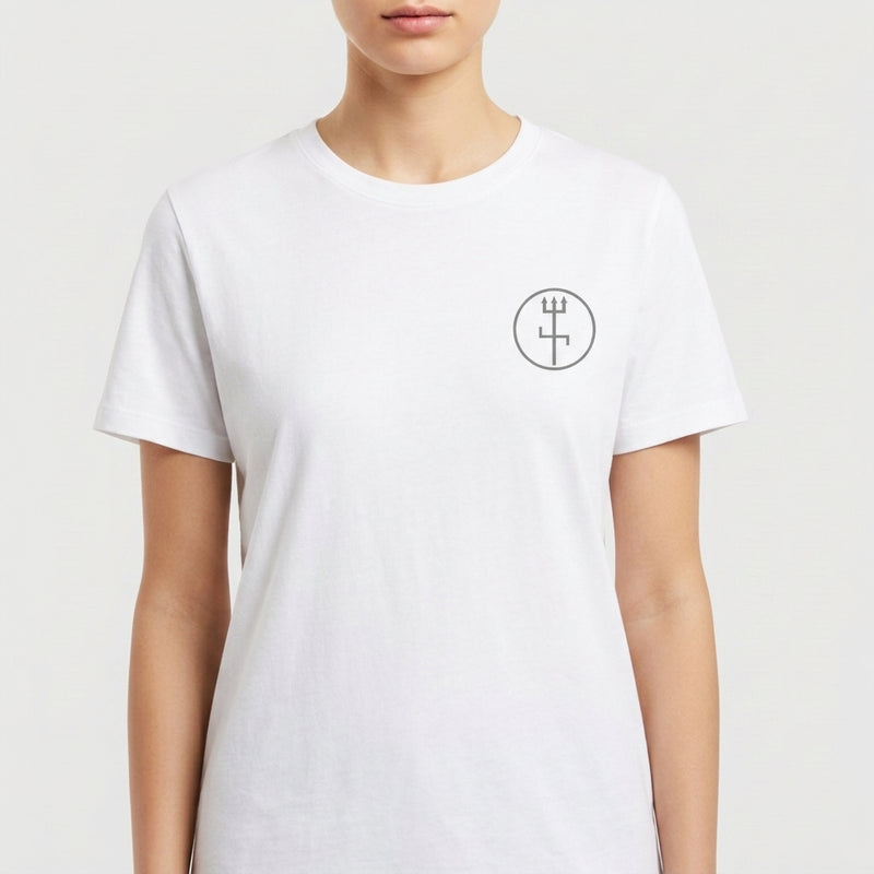 Camiseta com estampa frontal de símbolo circular minimalista com tridente e estampa traseira de guerreiro estilizado com cocar e galo sobre fundo circular.