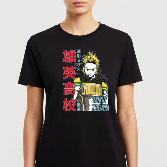 Camiseta com estampa frontal de personagem de anime com cabelo espetado, acompanhada por números e textos em diferentes idiomas ao lado.
