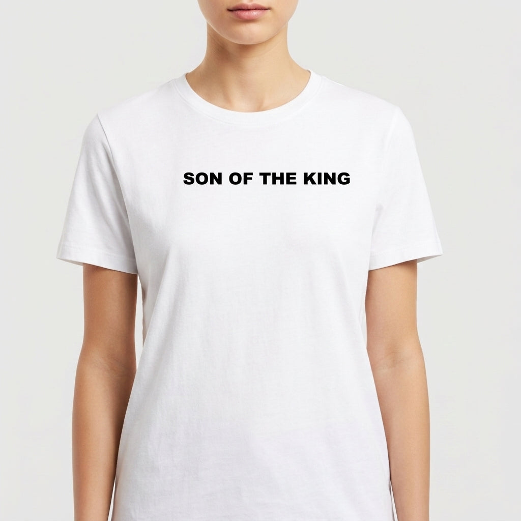 Camiseta com estampa frontal de texto centrado em letras maiúsculas que diz "SON OF THE KING".