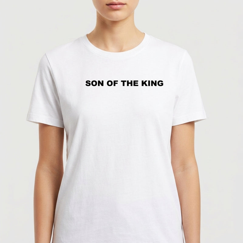 Camiseta com estampa frontal de texto centrado em letras maiúsculas que diz "SON OF THE KING".