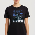 Camiseta com estampa frontal de três pessoas em preto e branco sobre os tambores, cercadas por estrelas azuis e texto estilizado "Harry Styles".