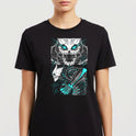 Camiseta com estampa frontal de criatura esquelética de olhos brilhantes segurando uma arma em pose ameaçadora, rodeada por detalhes dinâmicos e fulgurantes.