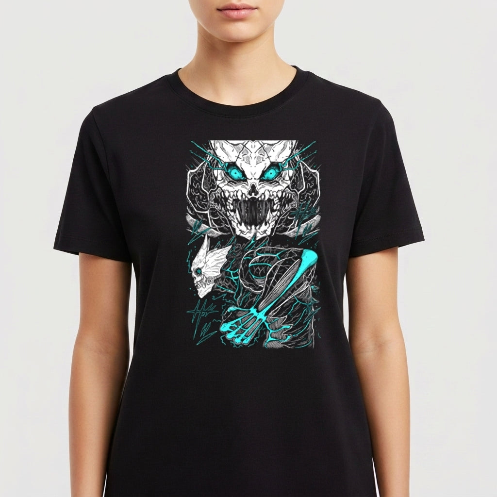 Camiseta com estampa frontal de criatura esquelética de olhos brilhantes segurando uma arma em pose ameaçadora, rodeada por detalhes dinâmicos e fulgurantes.