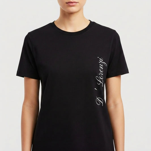 Camiseta com estampa frontal de "D' Lorenzi" em tipografia elegante e estampa traseira de barco cercado por limão, coquetel, coroa de louros e "VORCARO CLUB".