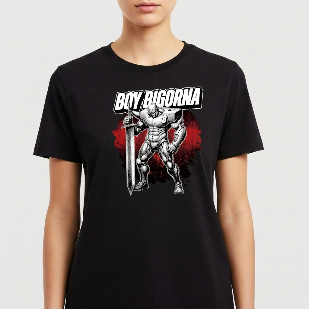 Camiseta com estampa frontal de personagem musculoso segurando espada, com nome destacado acima e fundo texturizado em listras verticais.