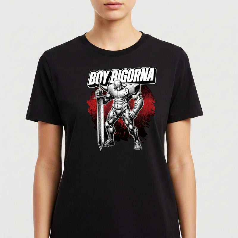 Camiseta com estampa frontal de personagem musculoso segurando espada, com nome destacado acima e fundo texturizado em listras verticais.