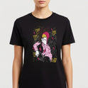 Camiseta com estampa frontal de personagem com capuz, vestindo roupa estampada, mão no rosto, cabelos lisos e detalhes gráficos ao redor.