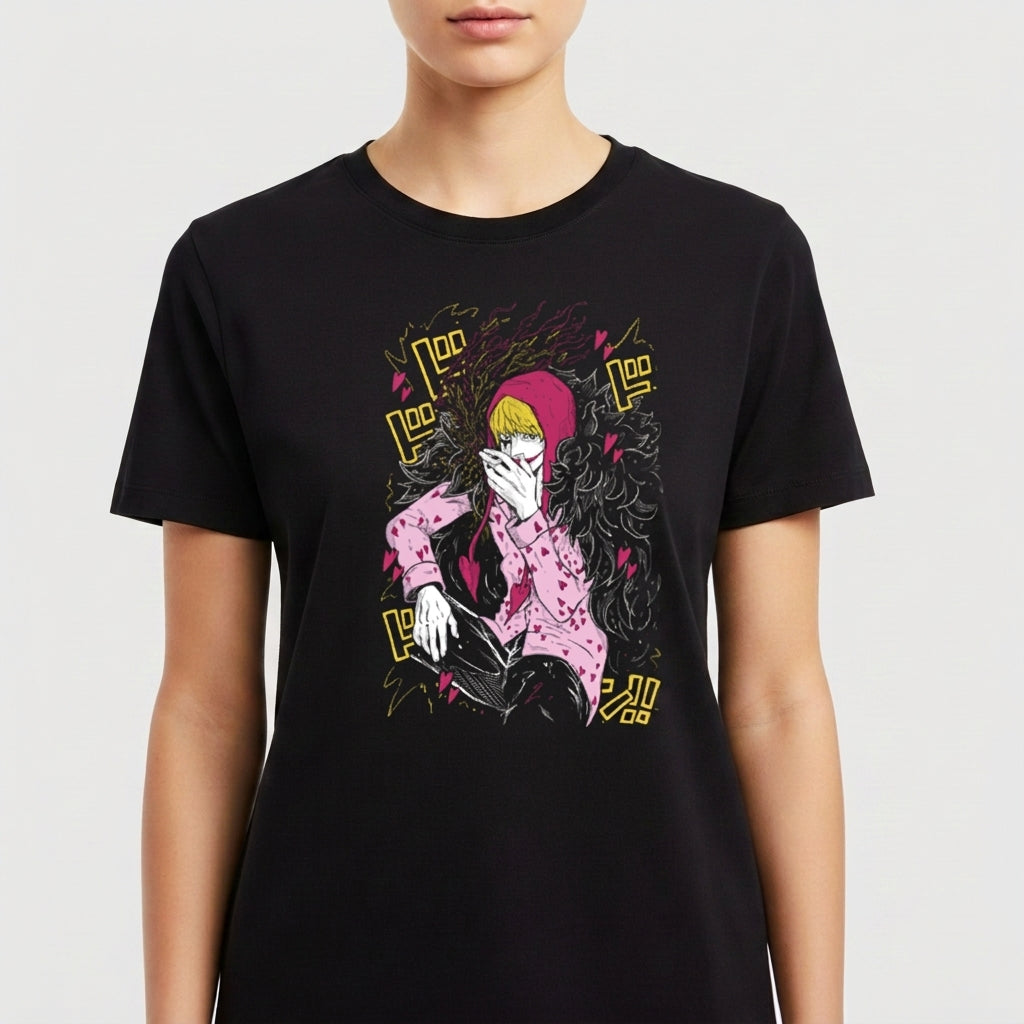 Camiseta com estampa frontal de personagem com capuz, vestindo roupa estampada, mão no rosto, cabelos lisos e detalhes gráficos ao redor.