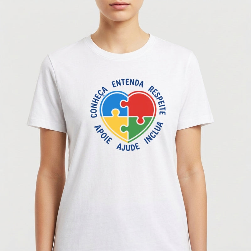 Camiseta com estampa frontal de coração formado por peças de quebra-cabeça com palavras em torno e estampa traseira de duas mãos em impressão artística.