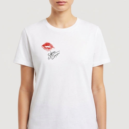 Camiseta com estampa frontal de marcas de batom vermelho e assinatura artística e estampa traseira de colagem com retrato feminino, flores e cores vibrantes.