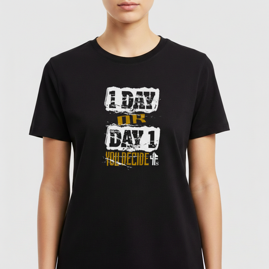 Camiseta com estampa frontal de texto em fontes variadas: "1 DAY OR DAY 1 YOU DECIDE", combinando estilos desgastados em branco e dourado.